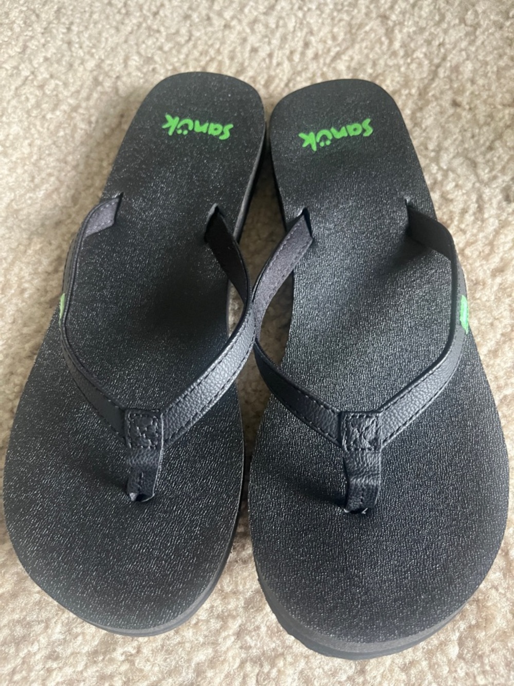 Sanuk women’s Black Flip-Flops